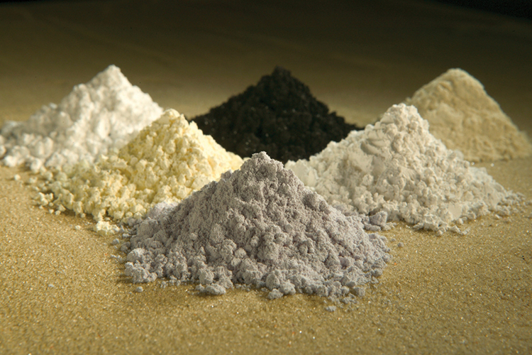 mucchietti di polveri minerali di diversi colori