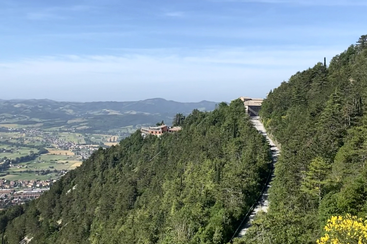 scorcio di paesaggio collinare