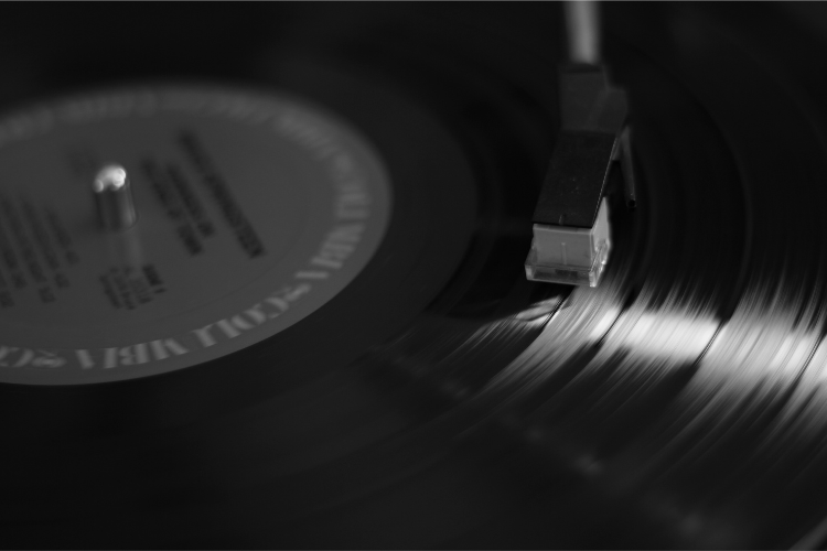 particolare di un vinile sul giradischi