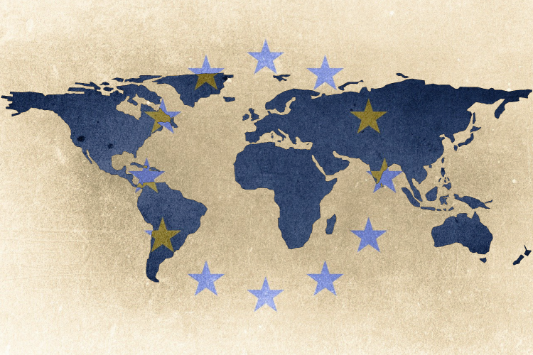 le stelle della bandiera UE sovrapposte a un planisfero con i paesi blu