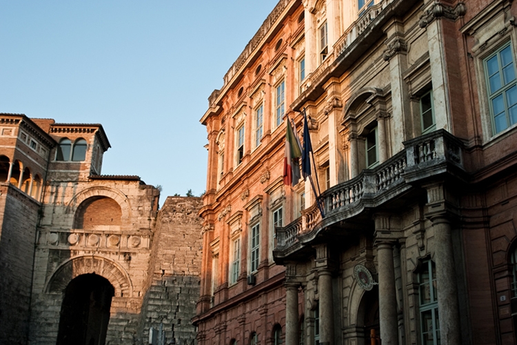 Dettaglio della facciata di Palazzo Gallenga con l'arco etrusco sullo sfondo