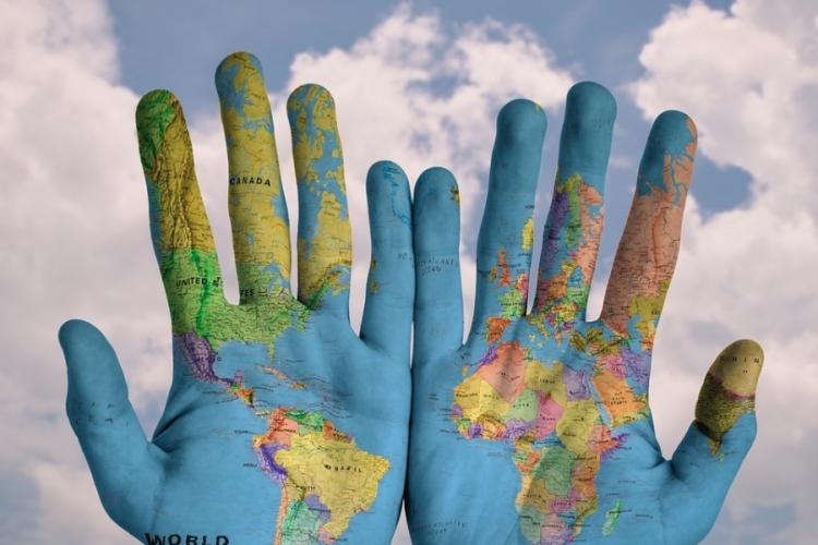 mani su cui è impressa la mappa del mondo