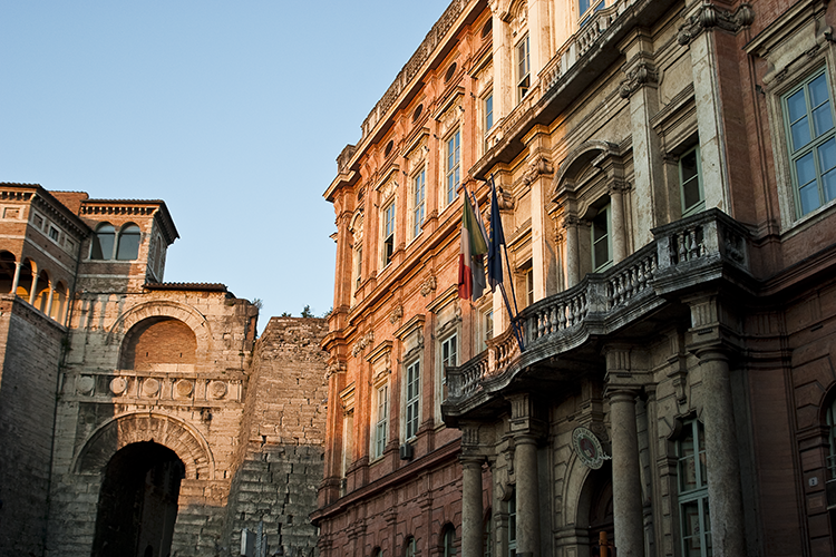 particolare della facciata di palazzo Gallenga e dell'arco etrusco