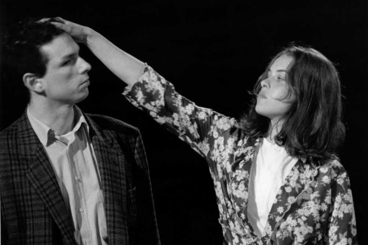 scena di una rappresentazione teatrale: un uomo e una donna
