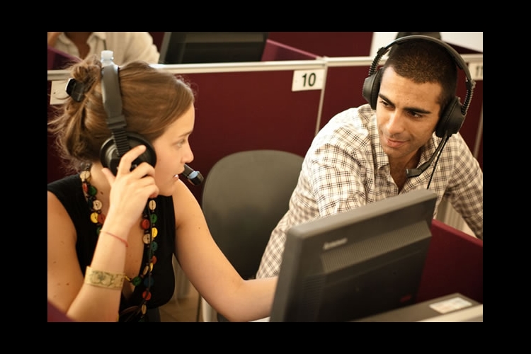 Dettaglio della locandina: studenti in laboratorio