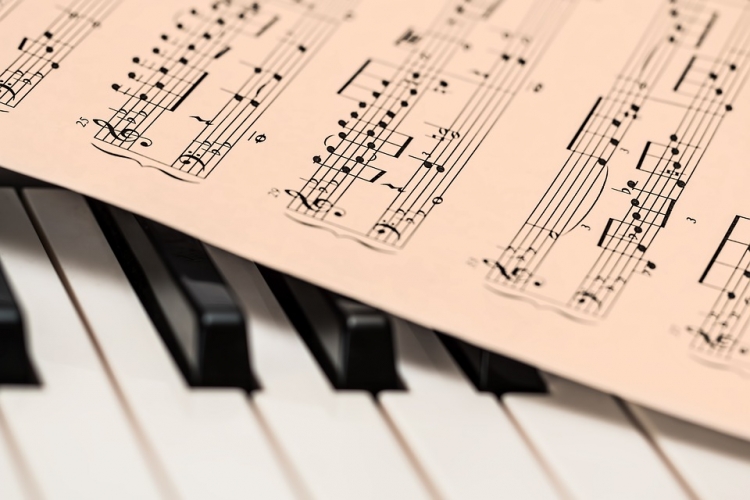 dettaglio di tastiera di pianoforte con spartito