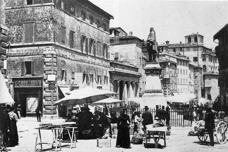 Antica sede della Biblioteca Augusta in piazza del Sopramuro, attuale piazza Matteotti (Archivio Biblioteca Augusta, foto G. Giugliarelli)