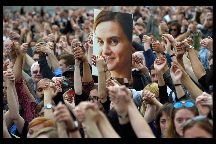 manifestazione in cui si mostra una foto di Jo Cox