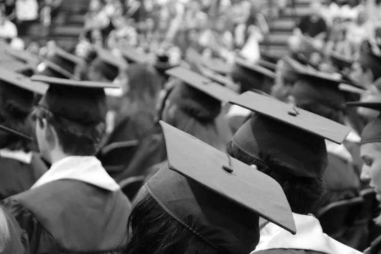 gruppo di laureati col tocco in testa