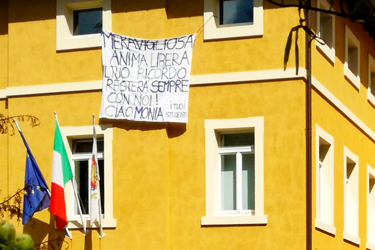 il messaggio scritto dagli studenti in ricordo di Monia
