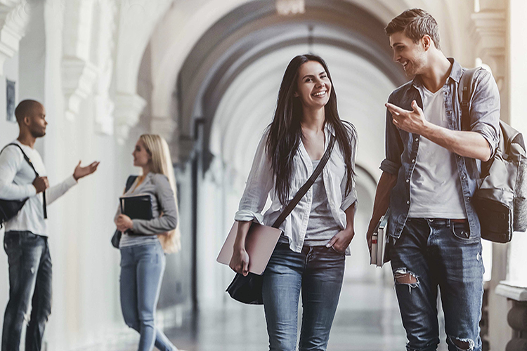 ragazzi sorridenti che camminano