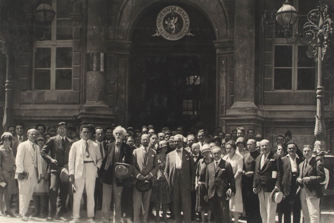 25 agosto 1927 - I professori Ferri, Giannini e Ducati fra gli iscritti di fronte a Palazzo Gallenga