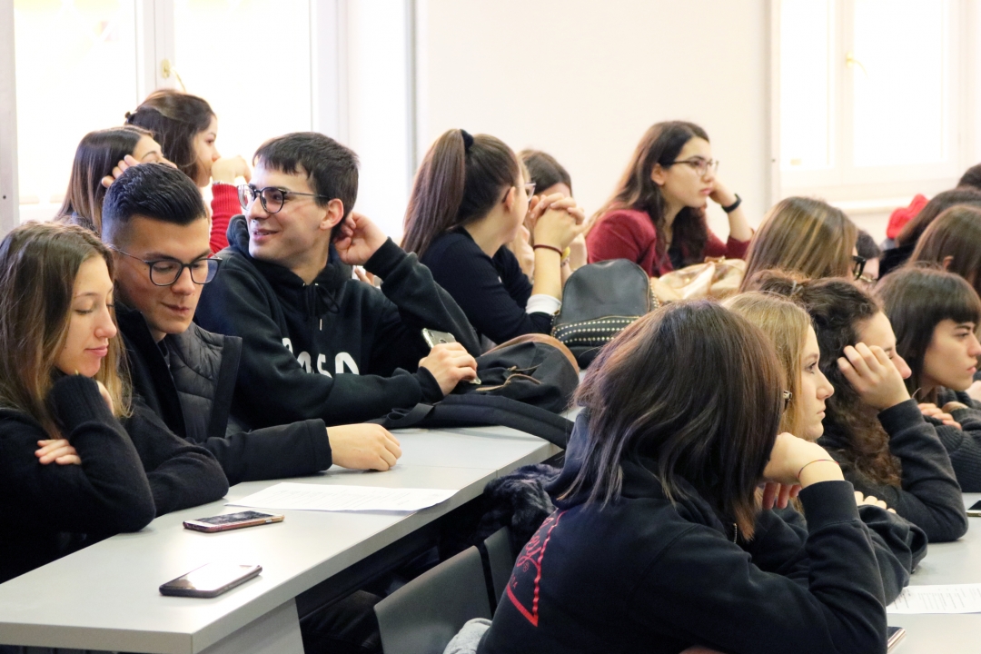 studenti che partecipano ad un laboratorio