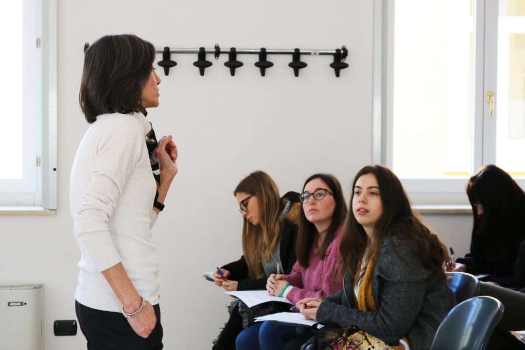 studenti che partecipano ad un laboratorio