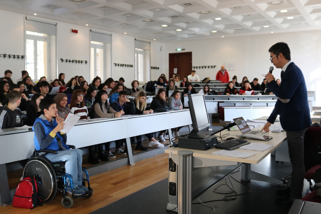 studenti che partecipano ad un laboratorio