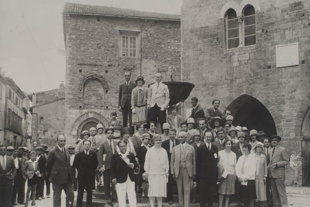 4 settembre 1927 - Studenti in visita a Bevagna
