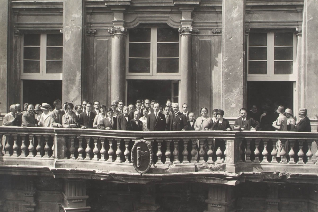 8 settembre 1927 - Il Sen. Guglielmo Marconi fra gli iscritti stranieri nel balcone di Palazzo Gallenga