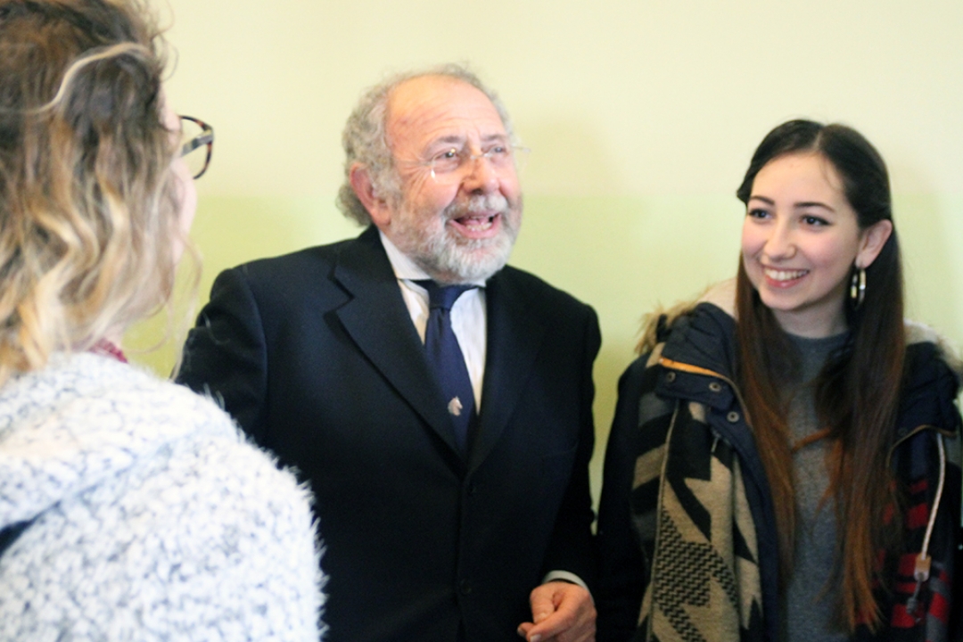 Il Rettore Paciullo e alcune studentesse 