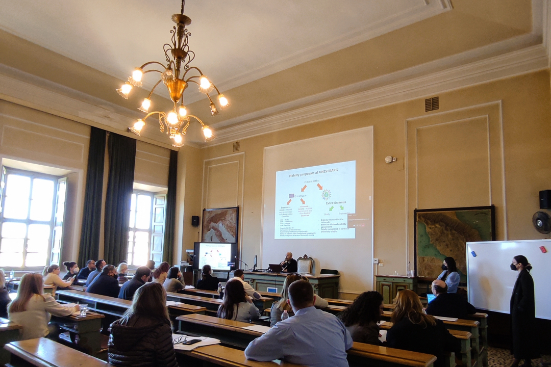 un momento dell'incontro in un'aula