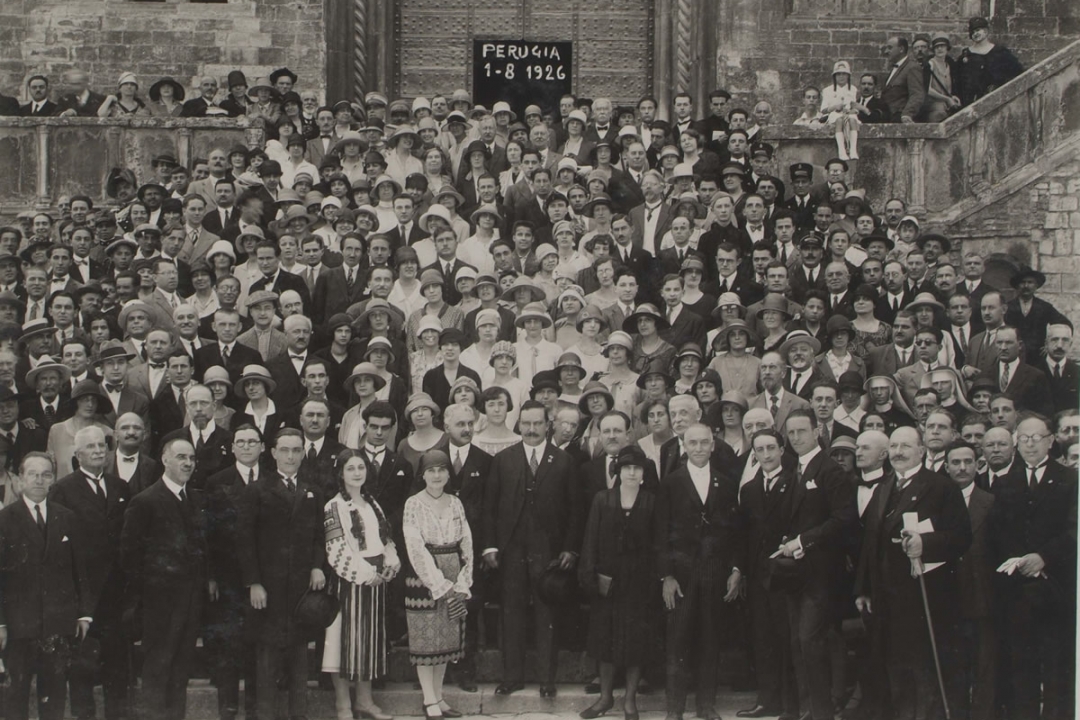 1° agosto 1926. Gli iscritti stranieri escono dalla Sala dei Notari dopo la prolusione di S. E. il Ministro Fedele