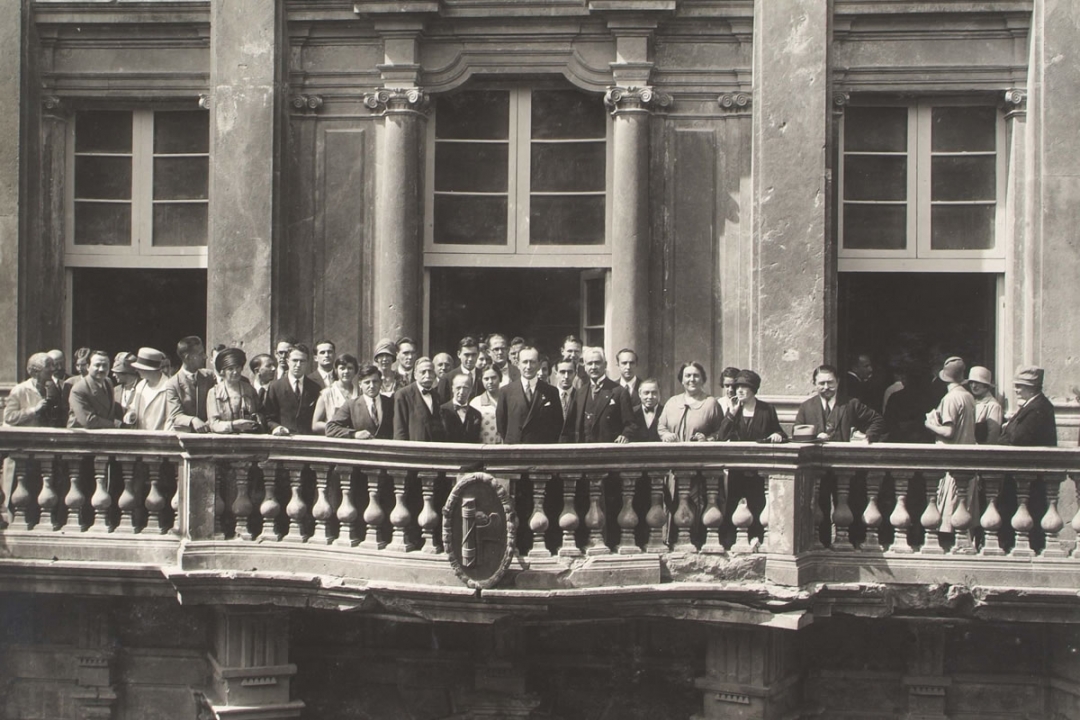 8 settembre 1927 - Il Sen. Guglielmo Marconi fra gli iscritti stranieri nel balcone del Palazo dell'Università