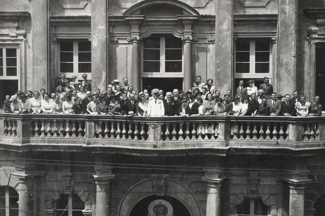 13 giugno 1937 - S. E. Badoglio fra gli studenti nel balcone del palazzo dell'Università