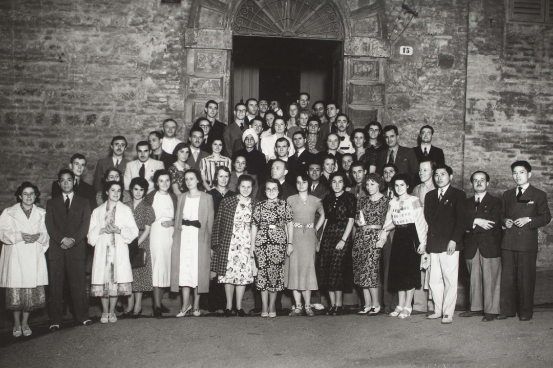 5 agosto 1938 - Gli studenti di 29 nazionalità con i giornalisti di Perugia