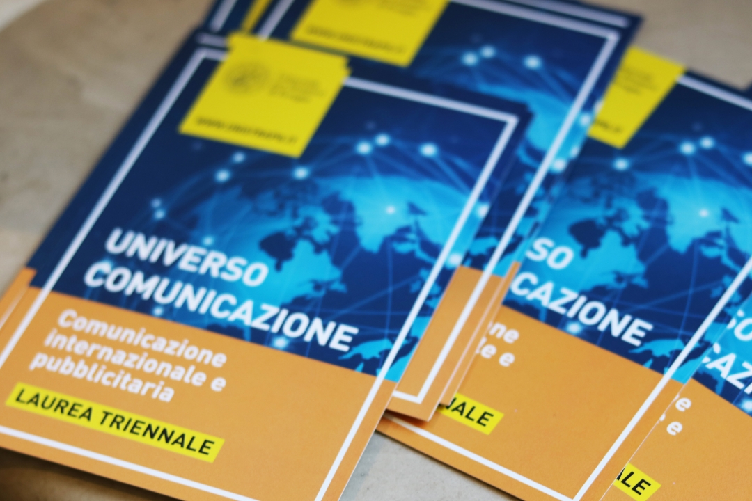 le cartoline informative del corso in Comunicazione internazionale e pubblicitaria