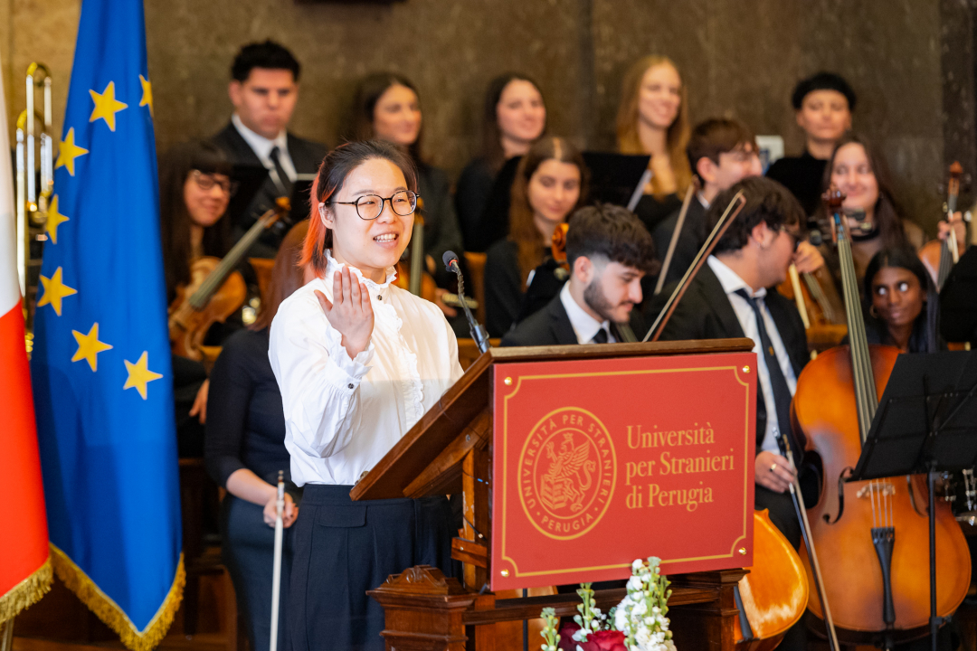 una studentessa cinese interviene al leggio