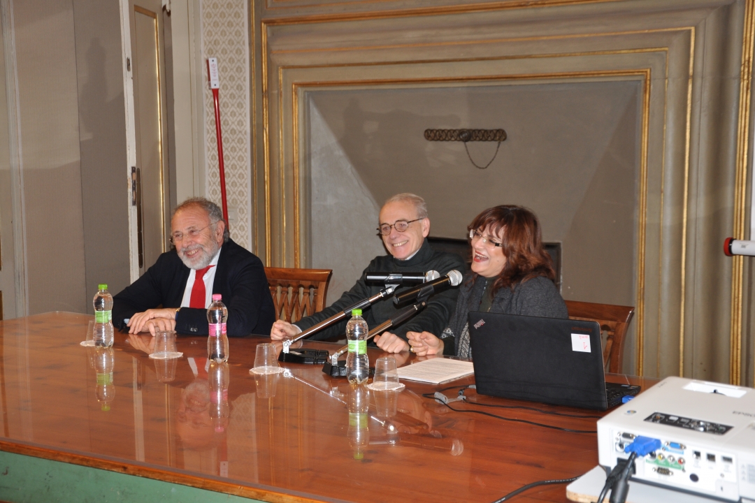 Il magnifico Rettore Giovanni Paciullo, l'autore Enrico Menduni, e Sandra Covino, direttrice del Dipartimento di Scienze Umane e Sociali - presentazione del libro “Andare per treni e stazioni”  -Palazzo Gallenga