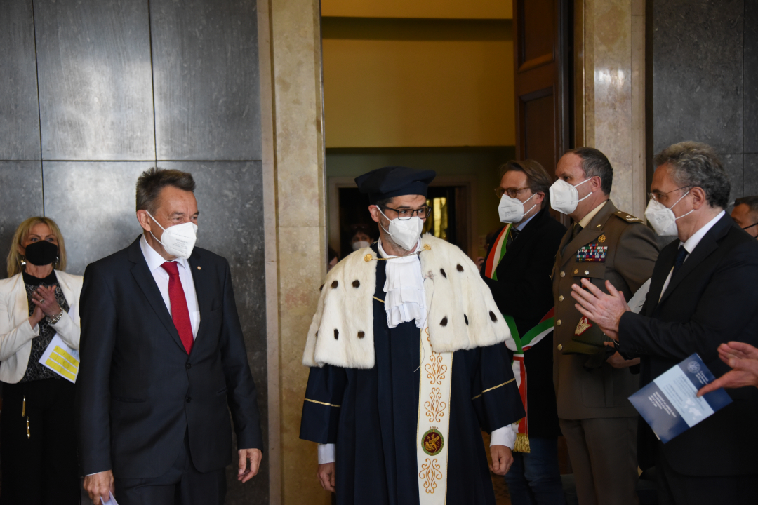 Maurer e il Rettore entrano in aula Magna