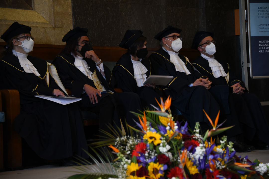 alcuni togati seduti in aula Magna