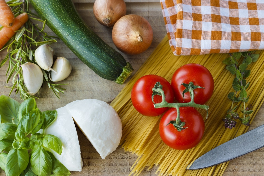 simboli della dieta mediterranea: pomodoro, pasta, basilico