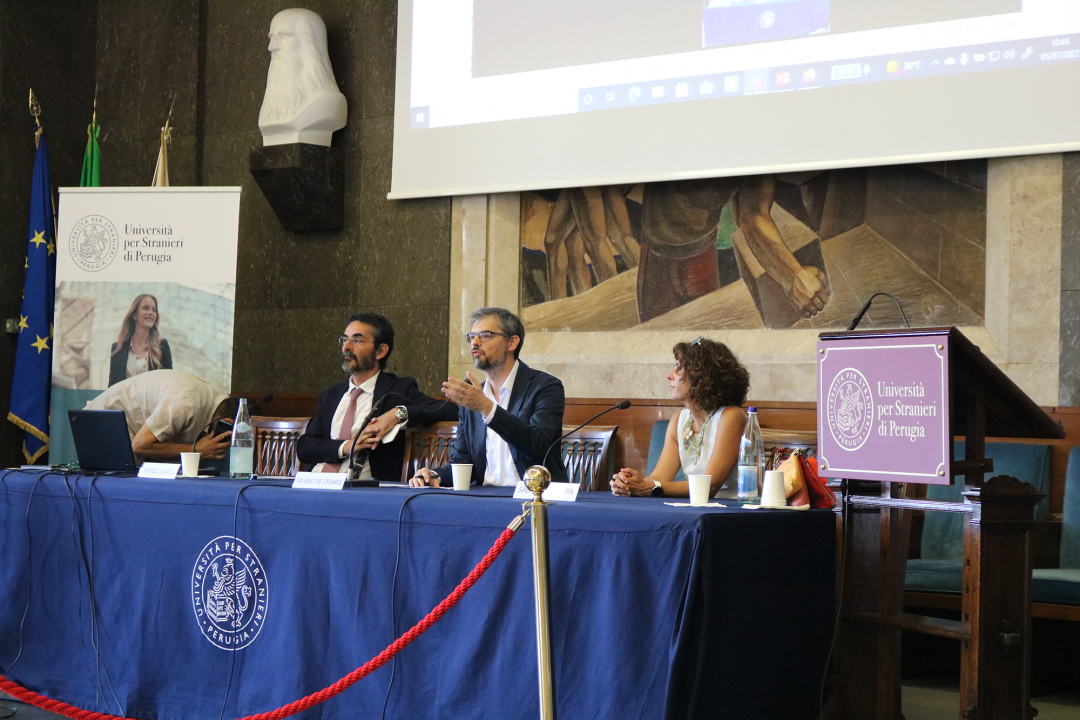 il Rettore interviene in aula magna durante il raduno