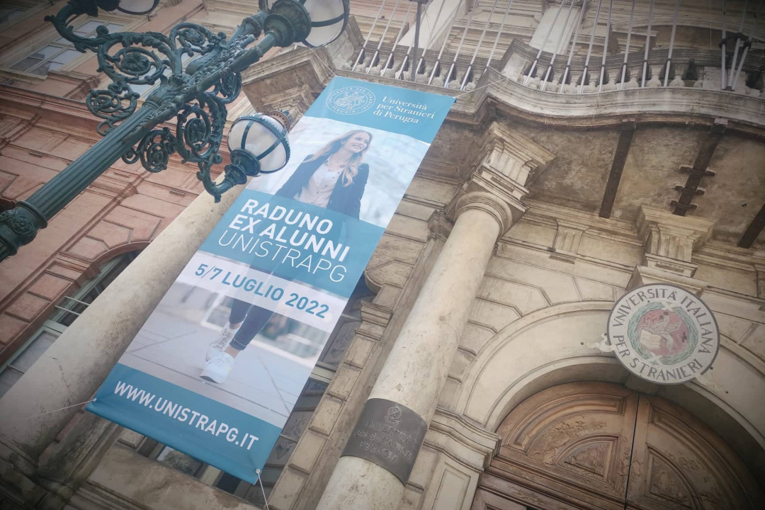 lo stendardo relativo al raduno all'ingresso di palazzo Gallenga