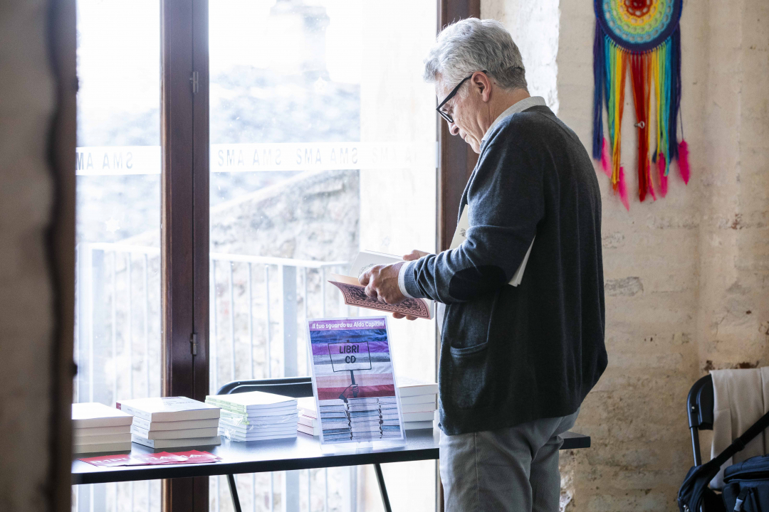 un angolo della biblioteca con dei libri posati su un tavolo