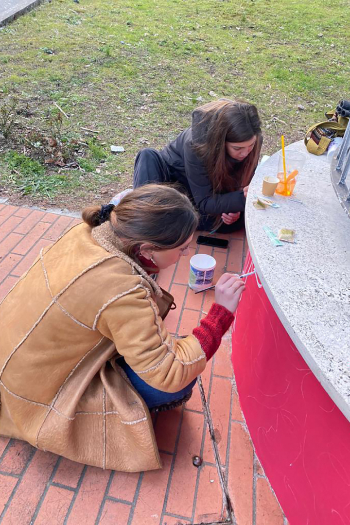 studenti durante la realizzazione delle decorazioni sulle fontane
