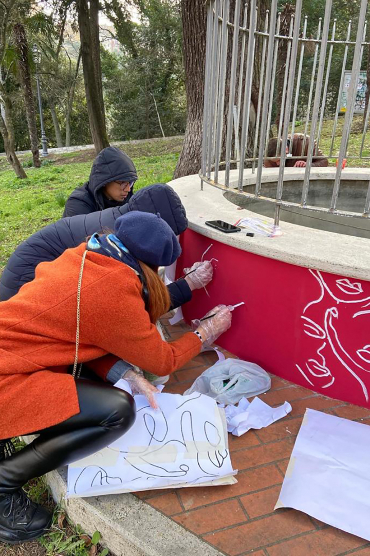 studenti durante la realizzazione delle decorazioni sulle fontane