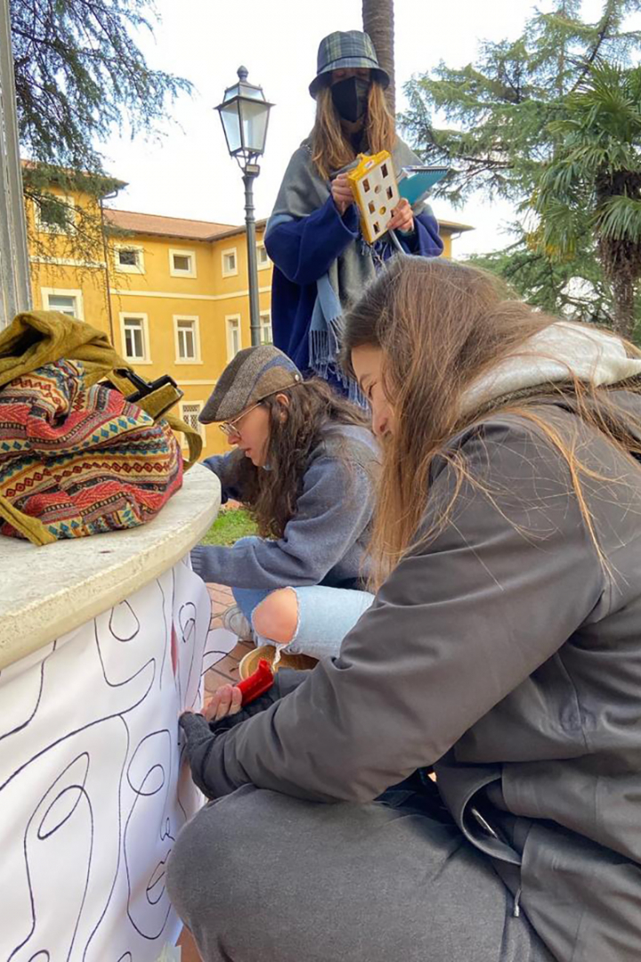 studenti durante la realizzazione delle decorazioni sulle fontane