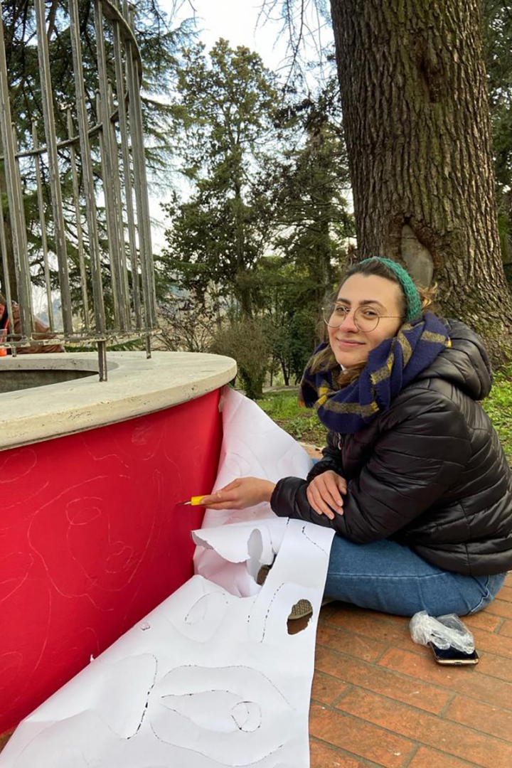 studenti durante la realizzazione delle decorazioni sulle fontane