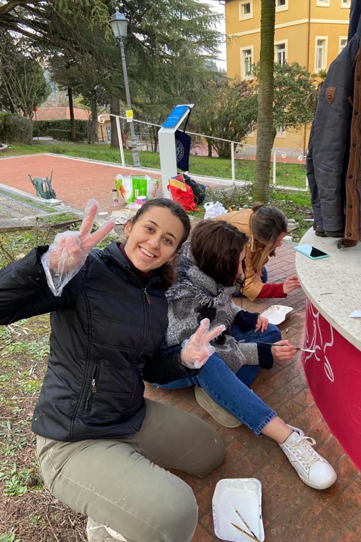 studenti durante la realizzazione delle decorazioni sulle fontane