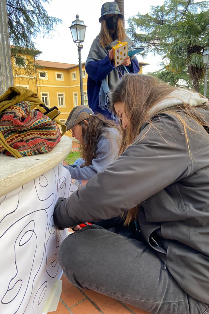 studenti durante la realizzazione delle decorazioni sulle fontane