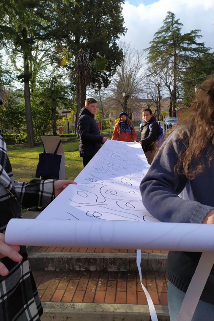 studenti durante la realizzazione delle decorazioni sulle fontane