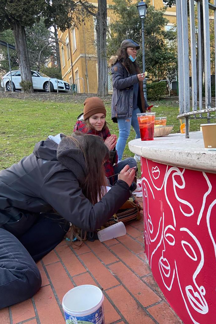 studenti durante la realizzazione delle decorazioni sulle fontane