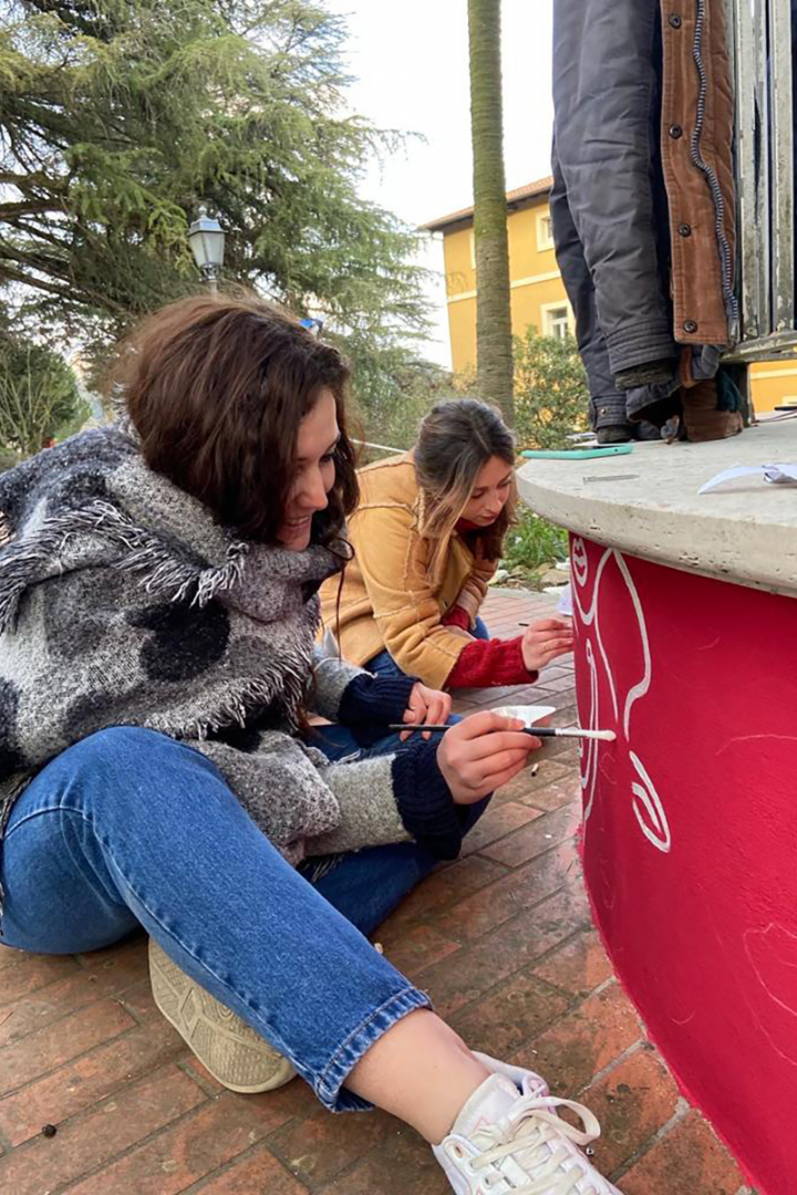 studenti durante la realizzazione delle decorazioni sulle fontane