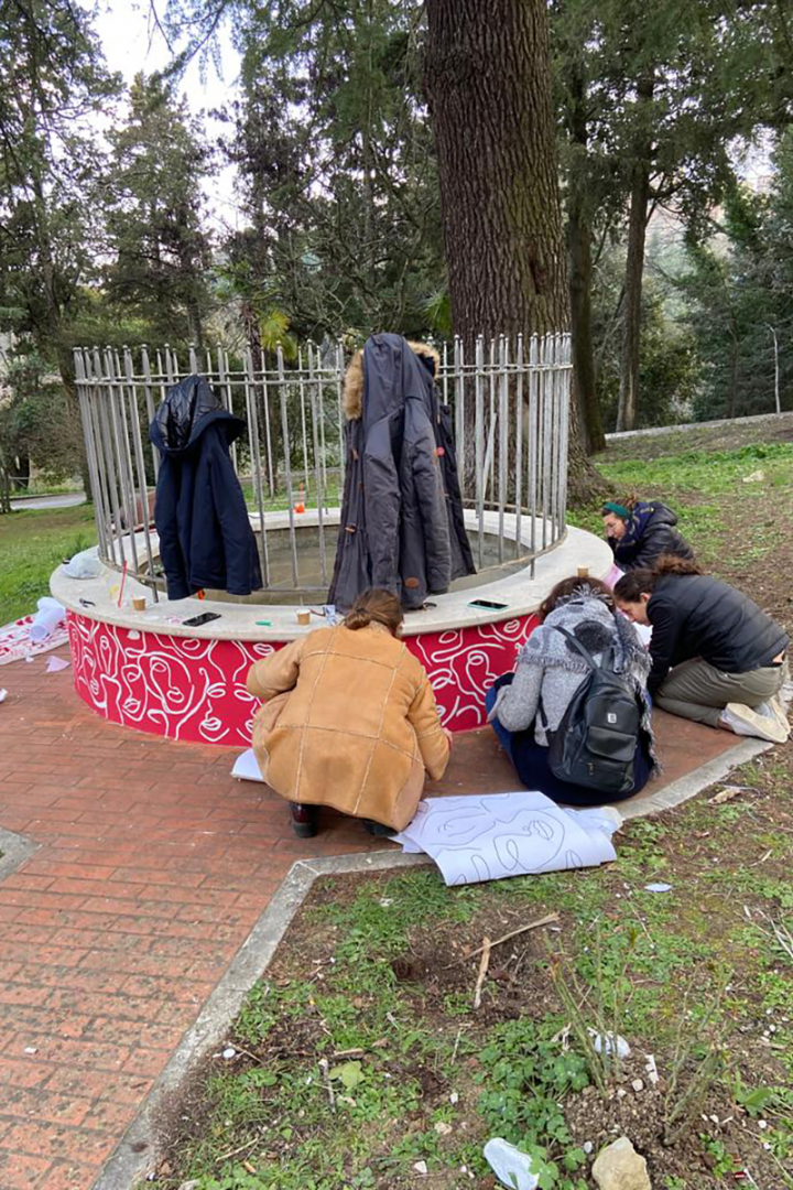 studenti durante la realizzazione delle decorazioni sulle fontane