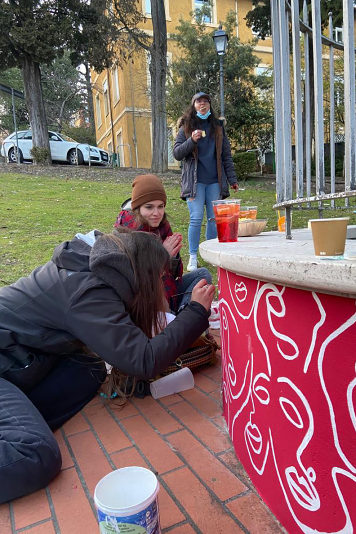 studenti durante la realizzazione delle decorazioni sulle fontane