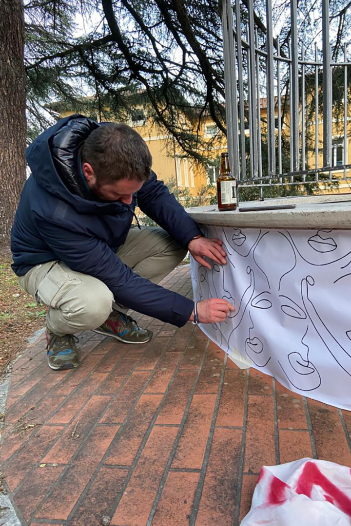 studenti durante la realizzazione delle decorazioni sulle fontane