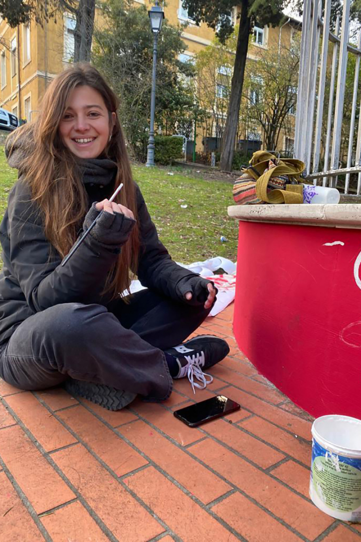 studenti durante la realizzazione delle decorazioni sulle fontane