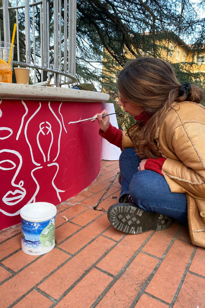 studenti durante la realizzazione delle decorazioni sulle fontane